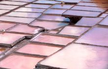 西藏盐井千年古盐田