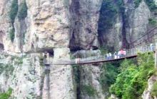 悬崖洞饶游乐园